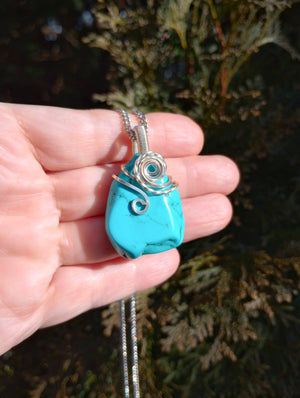 Turquoise Howlite & Silver Swirl Pendant Necklace