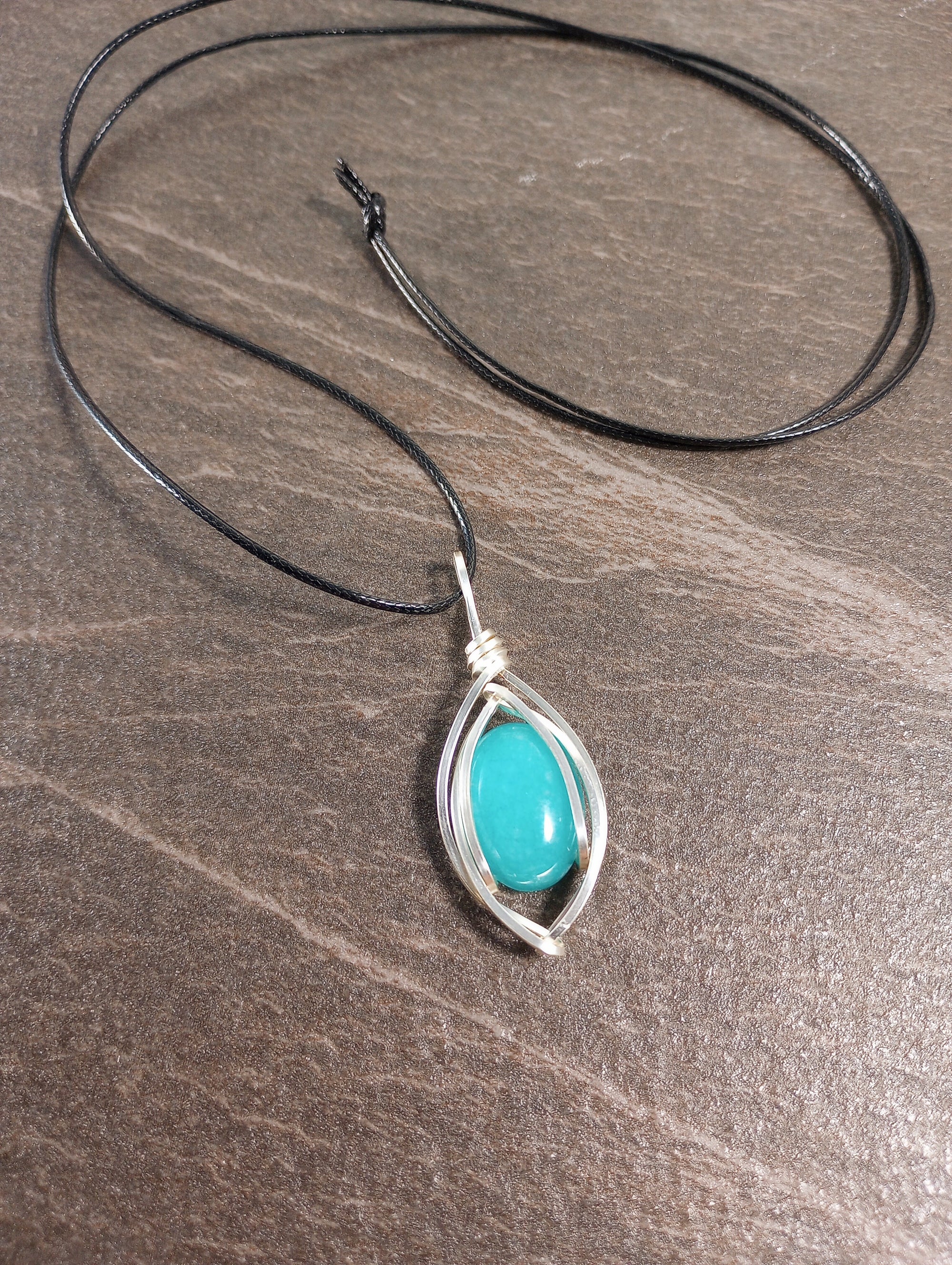 Turquoise Jade Crisscross Suspended Stone Pendant Necklace