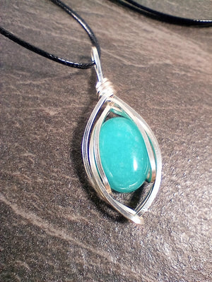 Turquoise Jade Crisscross Suspended Stone Pendant Necklace