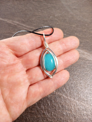 Turquoise Jade Crisscross Suspended Stone Pendant Necklace