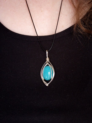 Turquoise Jade Crisscross Suspended Stone Pendant Necklace