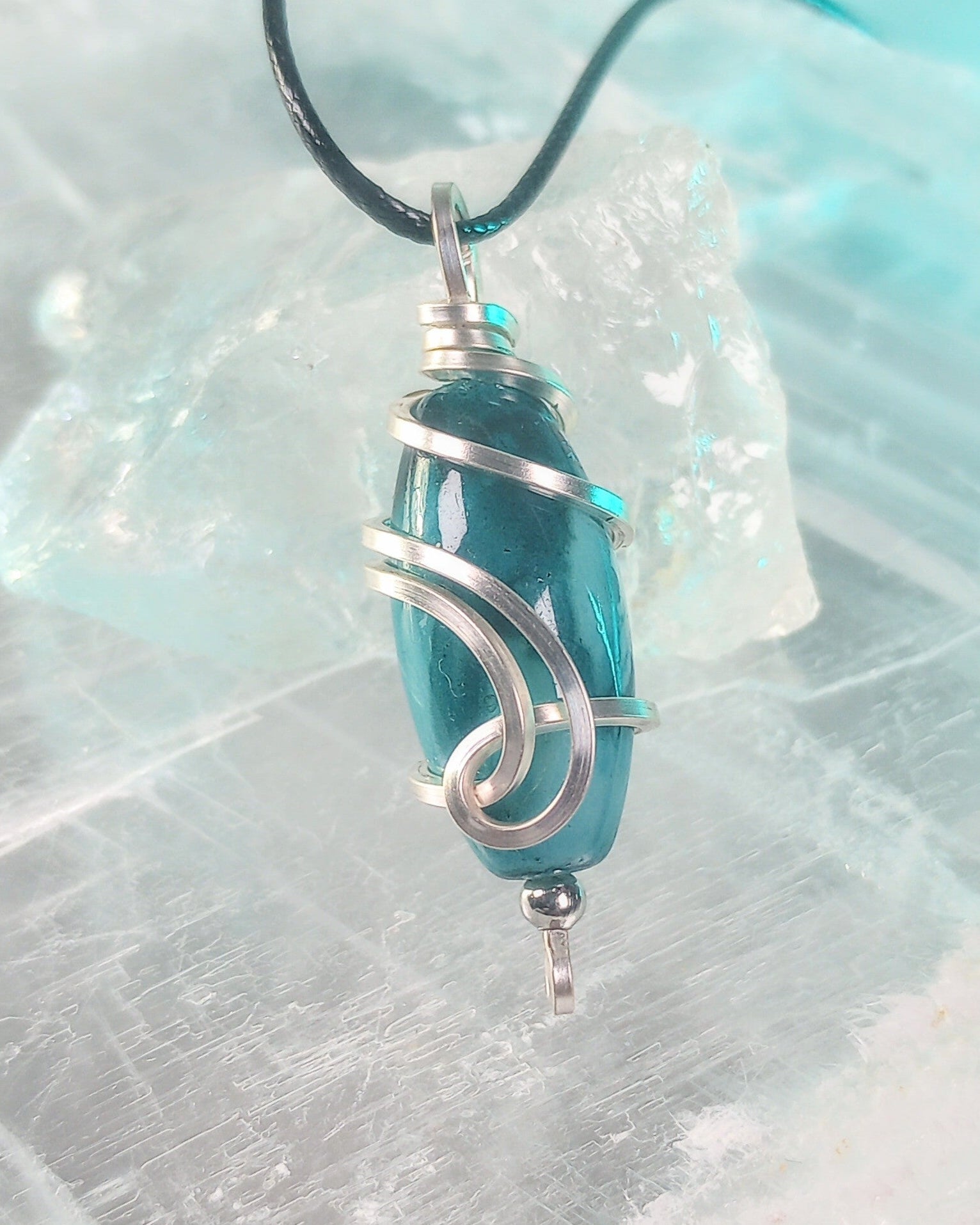 Wavy Splash Bead Pendant Necklace